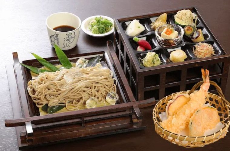 舞台蕎麦 / 天婦羅（海老1尾・野菜2種）・薬味・小鉢9種付