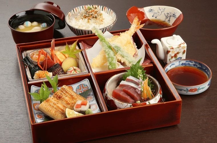 音羽弁当 / 季節の天ぷら・前菜・旬のお造り・焼物・ちりめん山椒御飯・白味噌